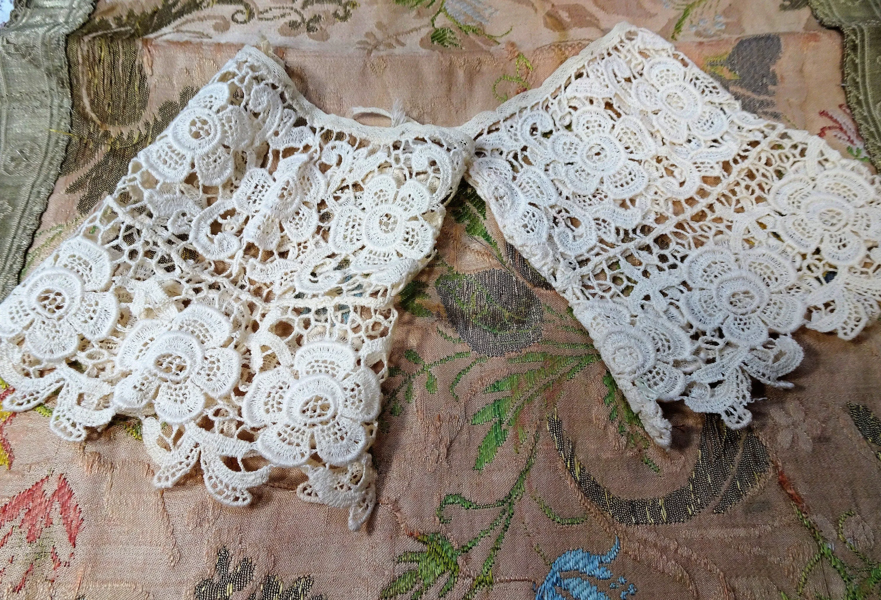 GORGEOUS Antique Lace Cuffs,Tie On French Lace Cuffs, Beautiful Old Lace Cuffs, Bridal,Vintage Lace Cuffs,Vintage Clothing,Collectible Lace