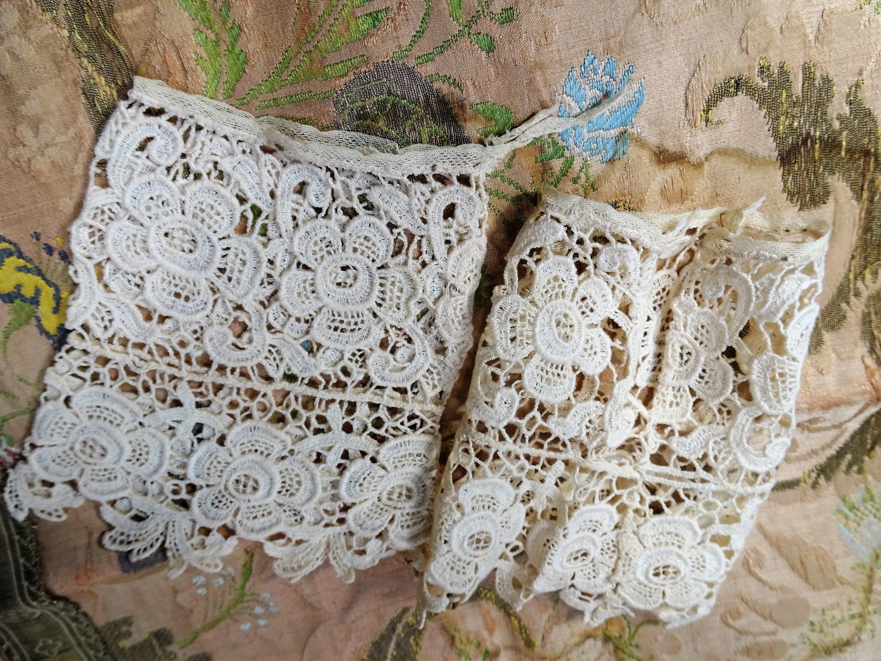 GORGEOUS Antique Lace Cuffs,Tie On French Lace Cuffs, Beautiful Old Lace Cuffs, Bridal,Vintage Lace Cuffs,Vintage Clothing,Collectible Lace